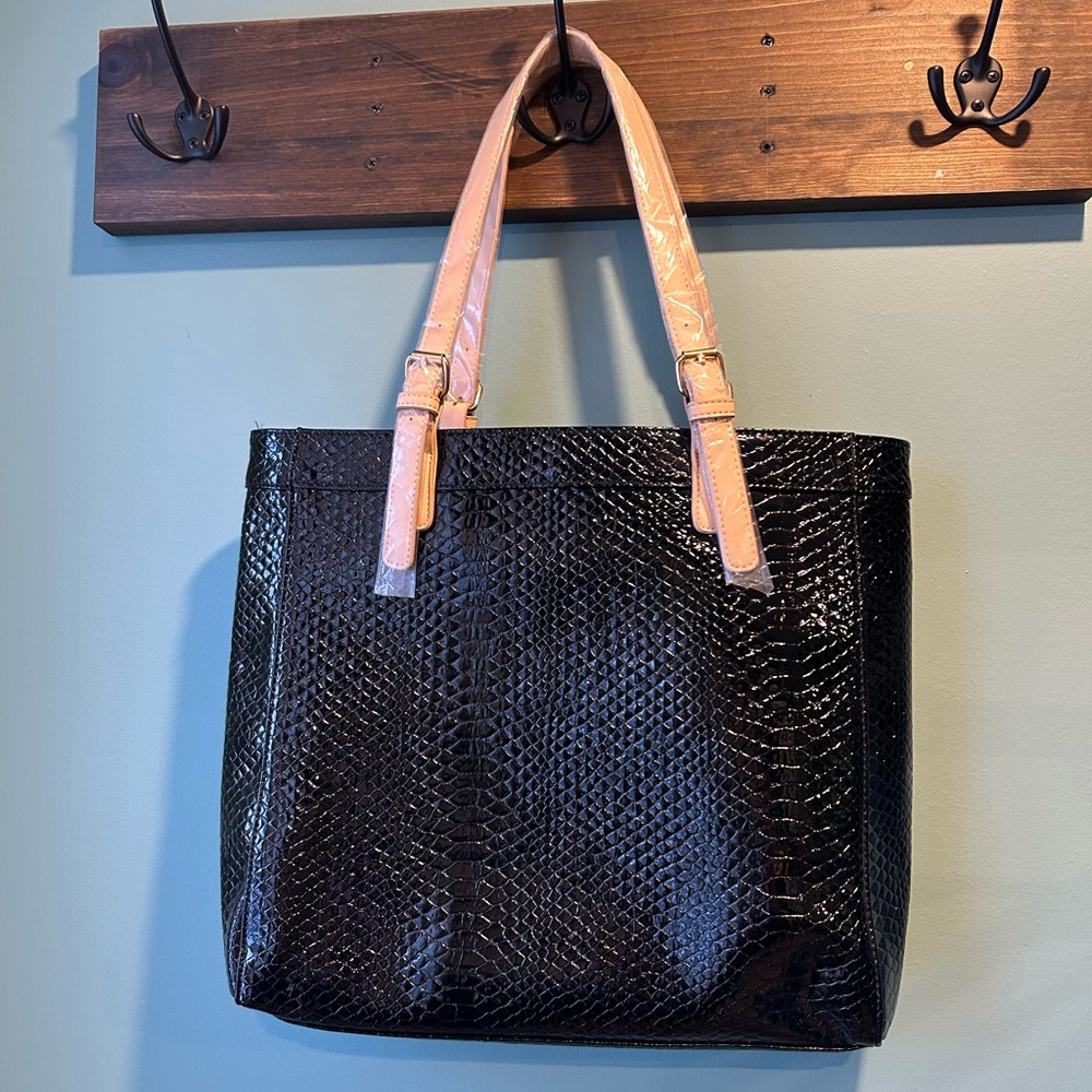 🔥🆕🔥 Black Snakeskin Embossed Tote Bag - Contrast Tan Straps